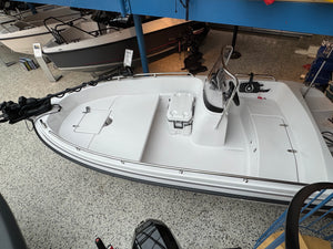HR 460 Fishing med Force Kraken trolling motor og kastedekk.