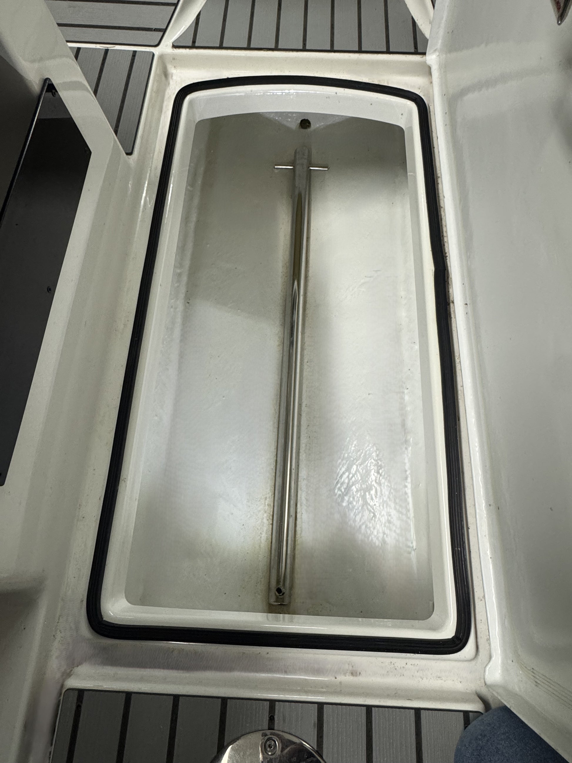 Stort stuverom under dørk. Her med vannskistang.